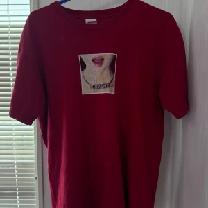 Supreme  - Äkta supreme tröja kommer inte till användning 