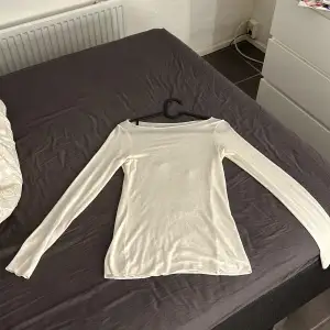 Beige/ vit intimissimi tröja, använd 1 gång, super bra skick, storlek S, ganska genomskinlig men jätte fin! Nypris 449kr
