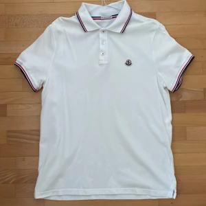 Moncler Polo Skjorta  - Klassisk Moncler Polo. Perfekt Skick. Pris kan förhandlas.