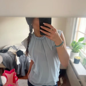 Ljusblå tunn topp - Väldigt fin och skön topp. Använder inte för den passar inte på mig, använd nån gång.