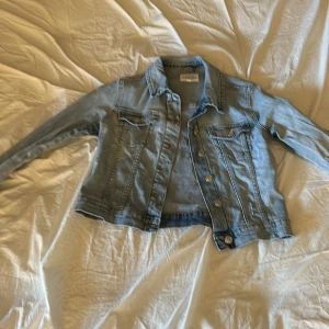 Jeansjacka💗 - Säljer en super snygg jacka från Kappahl💗🤩den är som ny, kan tänka mig att gå ner i pris vid snabba affär❤️ kan tänka mig att mötas upp i Stockholms området😊