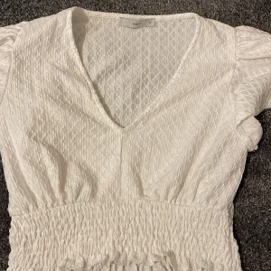 vit kort sommartopp! 💐 - jag säljer en vit kort från pigalle i stl S. använd 1 gång!!!