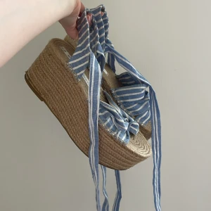 Platform sandals - Espadrillos - Superfina skor från zara. Hög platformsula med band man kan knyta upp på ankeln. 