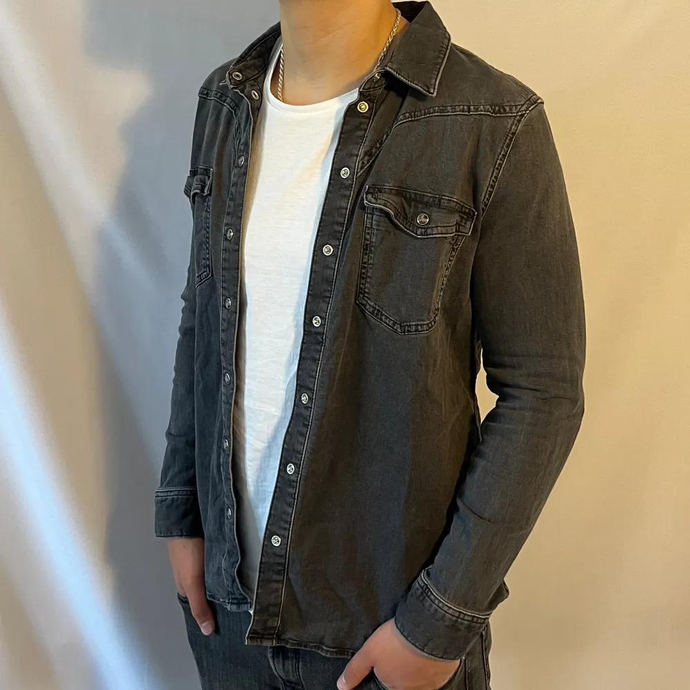 Tjena! Säljer nu denna väldigt snygga skjortan som är ifrån Massimo dutti • Skick 8/10 • Storlek M• Modellen på bilden är 184cm • Vårt pris : 299kr • Hör gärna av er via pm vid frågor eller funderingar;. Skjortor.