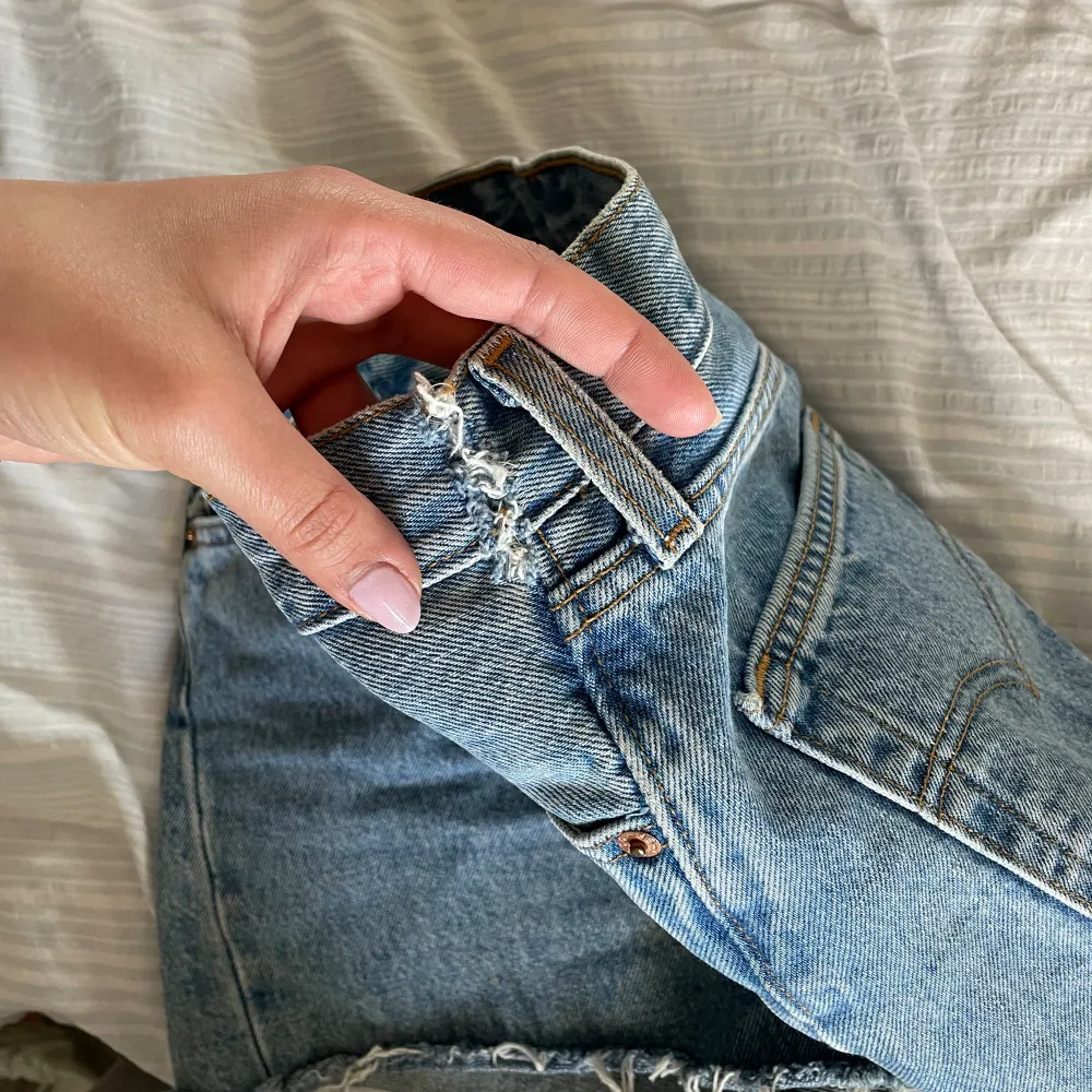 Levi’s jeansshorts W28 köpta på Plick, ihopsydda i midjan av förra ägaren. . Shorts.