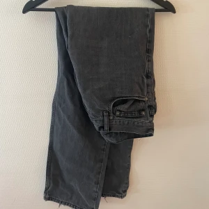 Drdenim jeans - Riktigt snygga jeans, lite mer baggy är modellen på dessa, använda men fortfarande riktigt bra skick🙌🏻