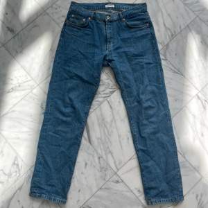Säljer dessa snygga jeans från Woodbird, skulle säga att de är regular fit. Färgen är 90s Blue och skicket är 9,5/10, nypris är kring 1000kr. Hör av dig vid frågor! :)