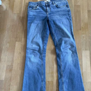 Lågmidjade bootcut jeans  - Lågmidjade bootcut jeans från zara i storlek 40. Har inga defekter. Passar perfekt i längd till mig som är 168. Säljer för att dom tyvärr är för stora. 
