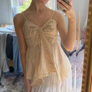 Somrigt linne - Somrigt vintage linne! Är i bra skick. Står att det är storlek M men den passar mig bra (S-SX). Skriv gärna i DM vid frågor 💗