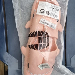 tofflor  - säljer mina haj toffler då dom är för stora, aldrig använd o helt ny. står att de är storlek 38/39 men skulle mer säga 40/41