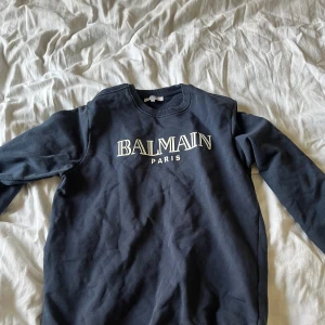 Balmain paris - En Balmain tröja i storlek L (Liten i passformen passar mycket väl till M)  Använd ett fåtal gånger  