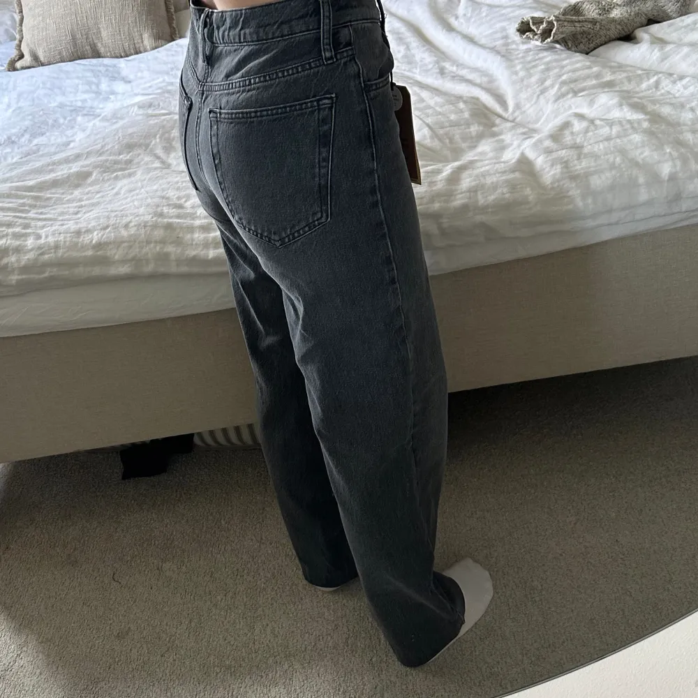 Grå Lindex jeans i modellen SIA.  Helt oanvända och nya, dock fållade längst ner för att dom var jättelånga. Lapp kvar.  Jag är 165 för referens.  Storlek 36. Jeans & Byxor.