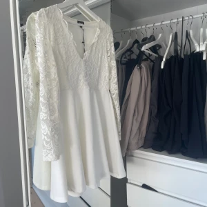 Vit klänning  - Vit klänning från bubbelroom❤️helt ny med prislappen kvar, stl 38 men passar mig med stl 36 oxå! Nypris 549