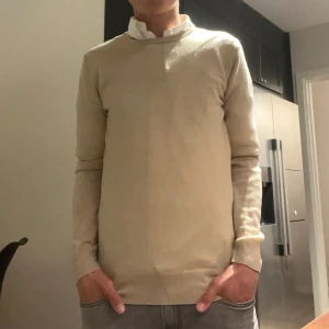 J.Lindeberg tröja  - Säljer en riktigt schysst J.lindeberg tröja bra skick 9/10 hör av dig om du har några frågor eller funderingar! Pris kan diskuteras vid snabb affär!🤩