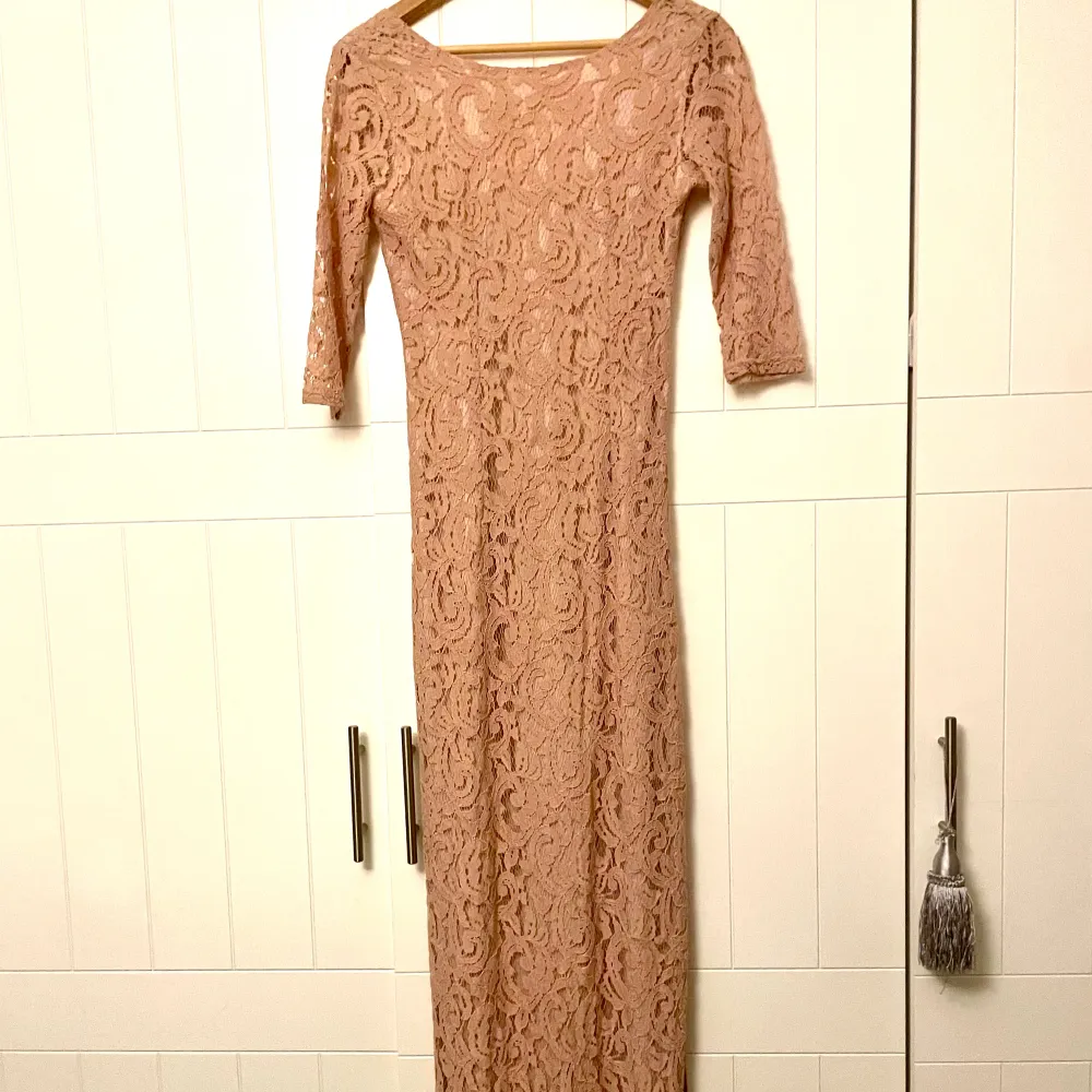 Så snygg klänning från Dry Lake storlek small. Materialet är spets och färgen ”gammalrosa”💖🌸Slits på sidan. Nypris 1200 kr. . Klänningar.