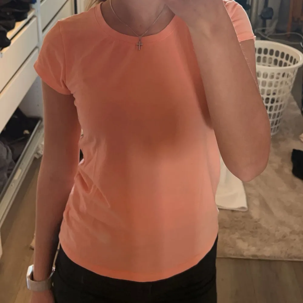 Säljer denna tröja då den blivit för liten för mig. Det är en fin färg, typ orange blandat med rosa i korallfärgade, och passar fint till sommaren. Den köptes på primark,när jag var i Prag som inte används längre. Storleken passar Xs-s men står M.💘🌸. T-shirts.