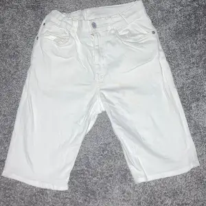 Ett par Vita denim shorts ifrån HM. Väldigt bra kvalité. Lite creasade men det syns inte med dem på.✅