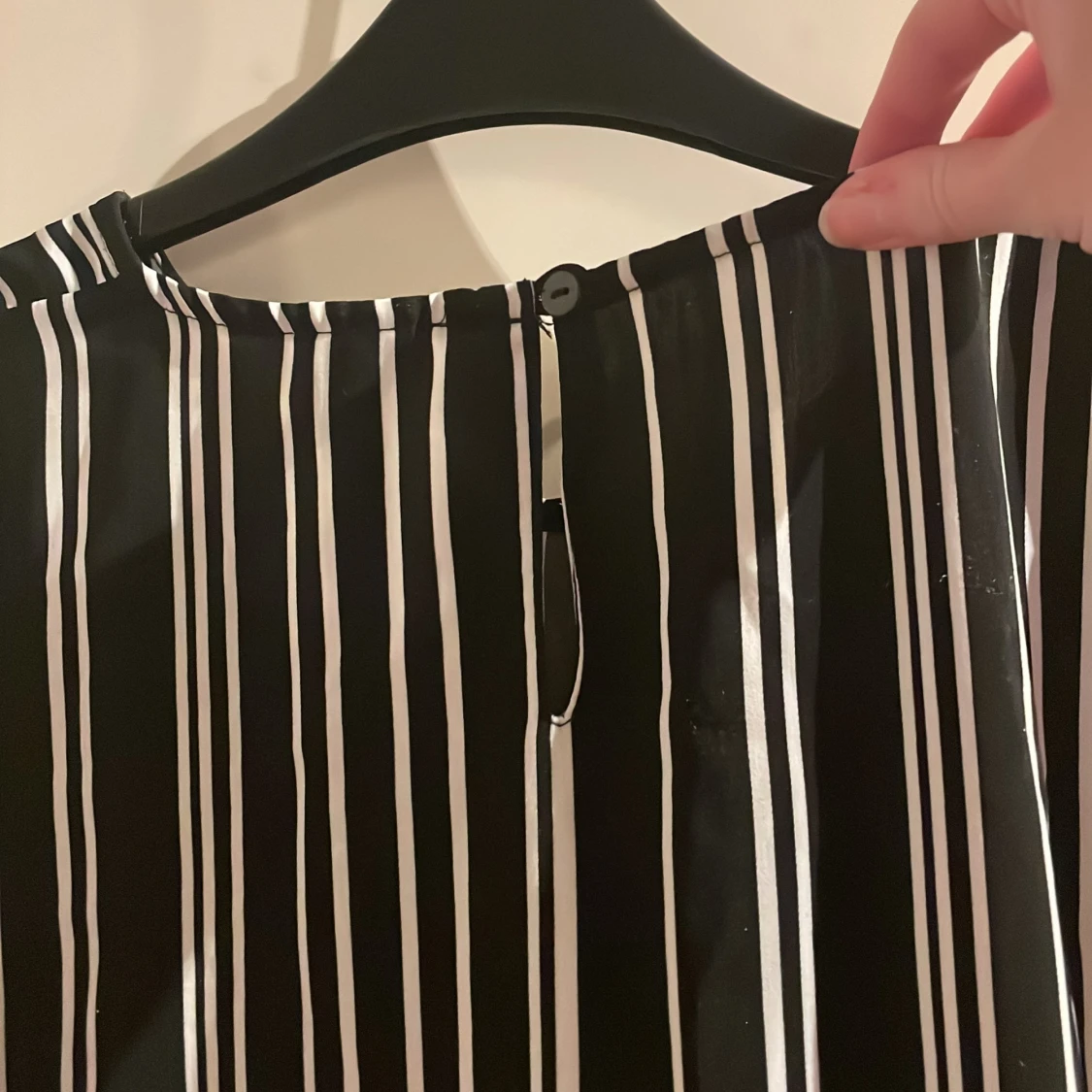 Svart vitrandig kortärmad blus - 91