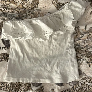 Blus - Fin blus från zara i storlek 13-14år andvänd typ 2 gånger tror den kostade mellan 100-150 nyköpt💞💞