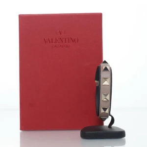 Valentino Armband - Tjo, säljer detta fina Valentino armbandet i färgen rosa, det är i väldigt fint skick o utan skador. Säljs då det knappt används, köpt för 3099 o allt på bilden ingår när du köper. (Inte hållaren) Skriv vid minsta fråga 🙏🏼 Möts endast vid Skanstull. 🙏🏼