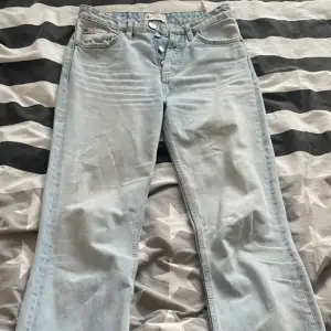 Ljusblåa low/mid waist jeans med vida/raka ben.  Storlek: 34 (passar även någon med 32)  Köpta från Zara