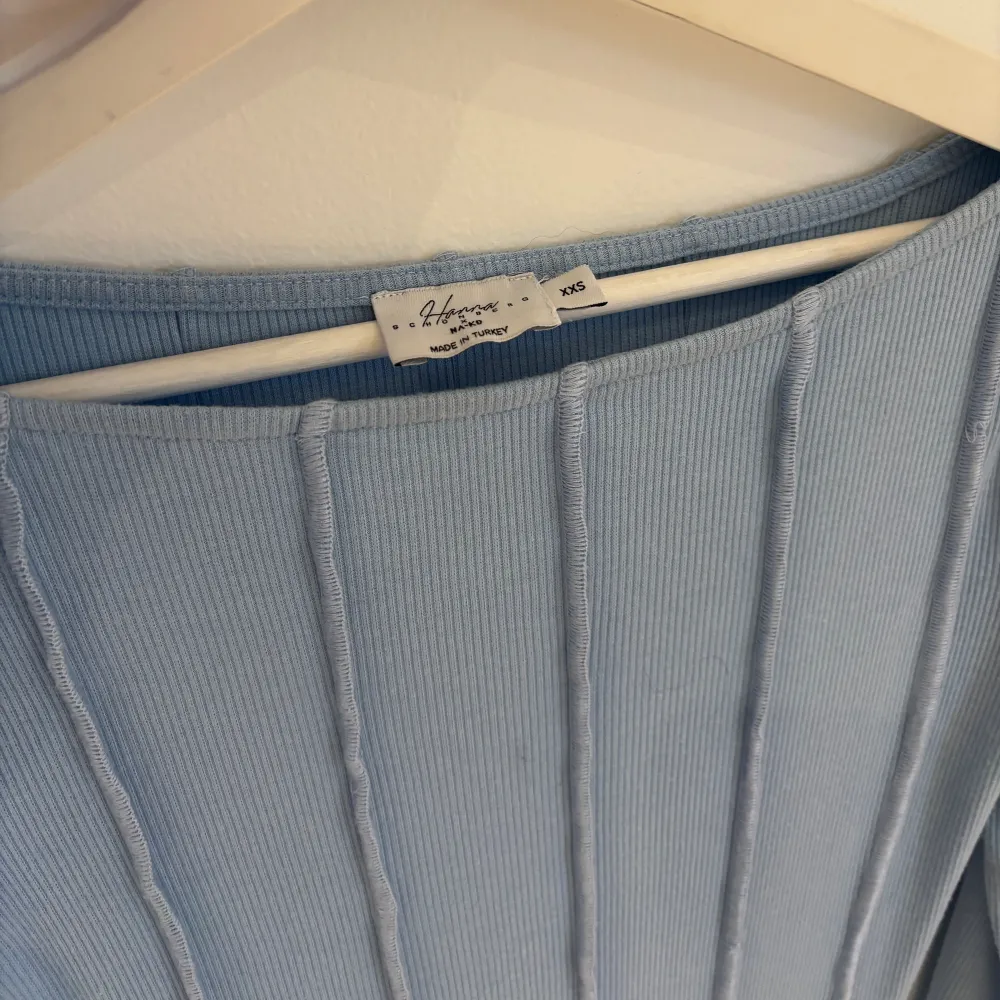Säljer denna superfina blå klänningen från NA-KD x hanna schönberg. Den är i storlek xxs & superfin i modellen, sparsamt använd!🤍 Köparen står själv för eventuell fraktkostnad🫶🏽. Klänningar.