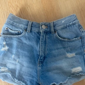 Fina jeansshorts  - Storlek 140, använda några gånger, men inga defekter. 