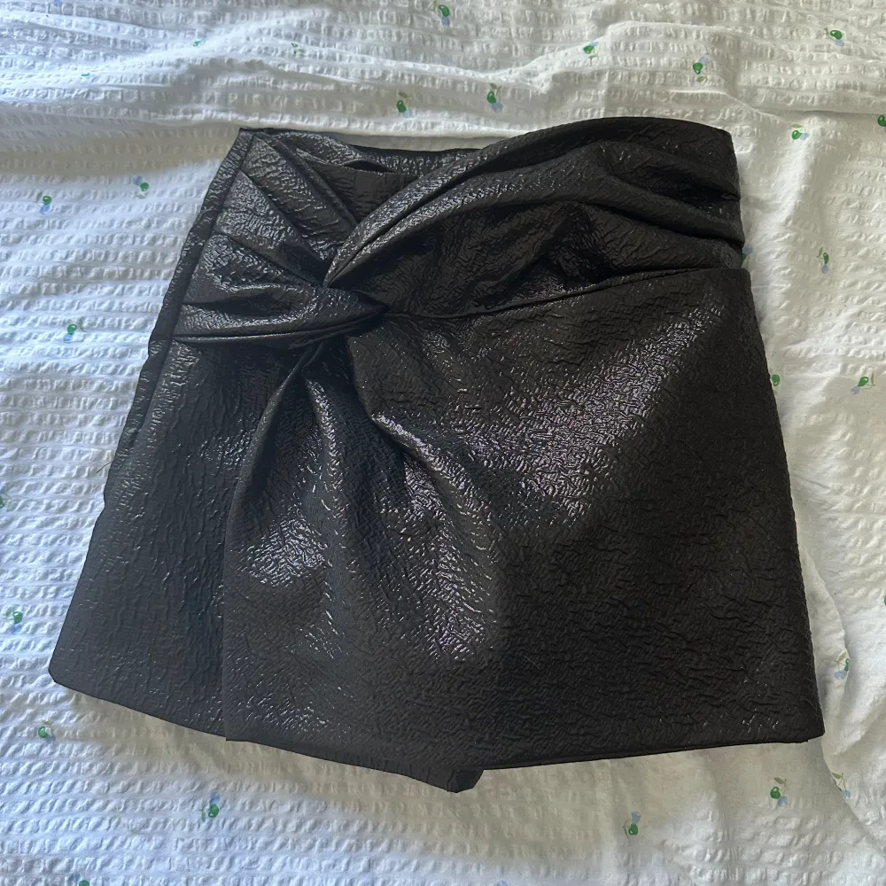 Säljer en jätte fin omlott kjol/short från zara!! Använd en gång💕för bilder på är det bara att höra av sig. Kjolar.