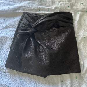 Säljer en jätte fin omlott kjol/short från zara!! Använd en gång💕för bilder på är det bara att höra av sig
