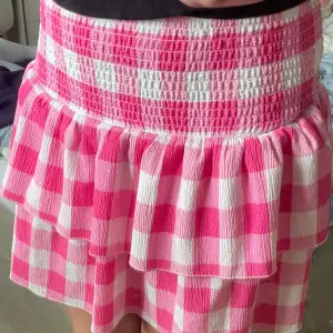 Söt rosa rutig kjol från Gina Tricot. Säljer då den inte kommer till användning💗