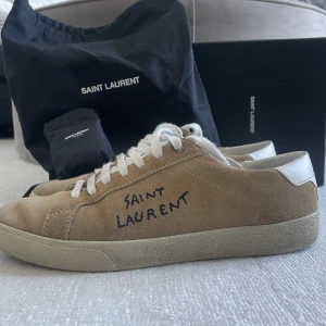 Saint Laurent court classic sl/06 -  Säljer nu dessa väldigt unika och eftertraktade Saint Laurent skorna i  skick 8/10. De är i storlek 41, sitter som 41-42. Allt OG finns, box, och dustbag. Nypris ca 7000. Mitt pris: 3199. Skriv vid frågor🙌🏼 