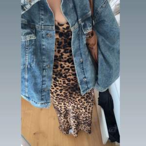 Säljer nu denna otroligt fina och passande leopardklänning tills i sommar!🐆Den är perfekt i längden för mig som är 162cm, ner till fötterna. Knytning i ryggen som gör att man får en tajtare look💘