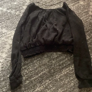 Blus  - Jättefin blus som är andvänd 1 gång i bra skick 