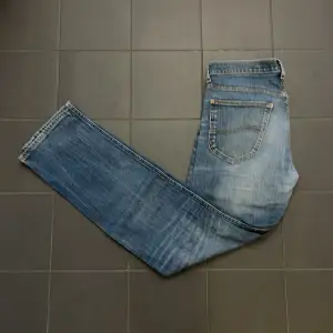 Feta jeans från lee i perfekt skick! Dem har en sjuk wash och fade på färgen och är väldigt prisvärda. Sjukt grisch laidback sitter slim/straight💯🙌