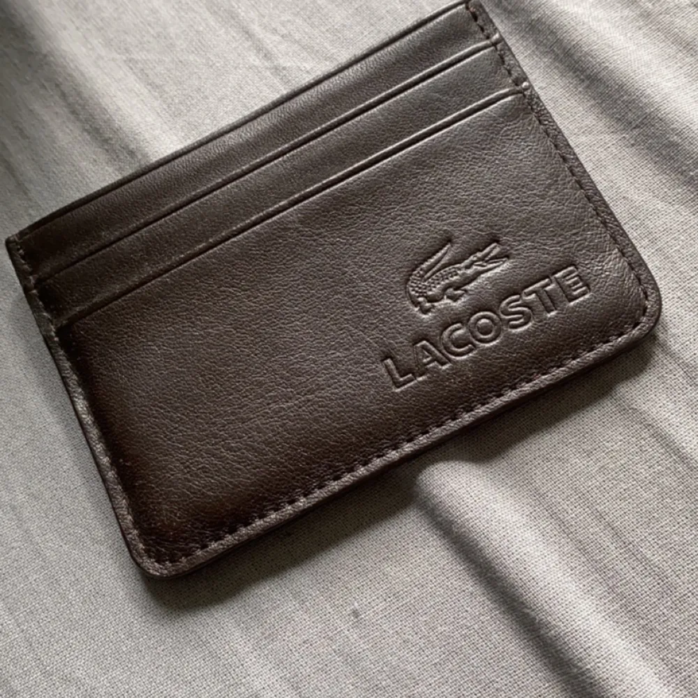 Säljer en liten Lacoste plånbok. I mkt bra skick. Den är äkta, köpt från Lacoste affär för 1000kr säljer för 450kr pris kan sänkas vid snabb affär.. Accessoarer.