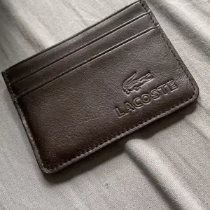 Säljer en liten Lacoste plånbok. I mkt bra skick. Den är äkta, köpt från Lacoste affär för 1000kr säljer för 450kr pris kan sänkas vid snabb affär.