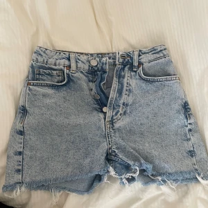 Ljusblå shorts i snygg tvätt  - Sjuuukt snygga shorts😍ej använt så mycket pga för små för mig därav den lite spruckna sömen haha😅 annars skulle jag säga att de är i ett bra skick😊(är i storlek XS från bikbok) köparen står för frakt✌🏽🥰