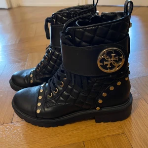 Guess stövlar  - Guess skor som inte passar länge 