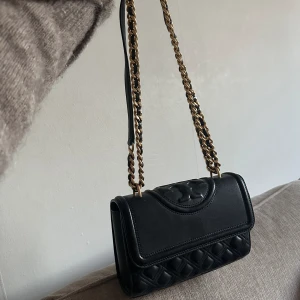 Tory Burch väska  - Säljer min sååå fina väska från tory burch inköpt för lite över 6.000 kr. Sparsamt använd, något litet märke som knappt syns.