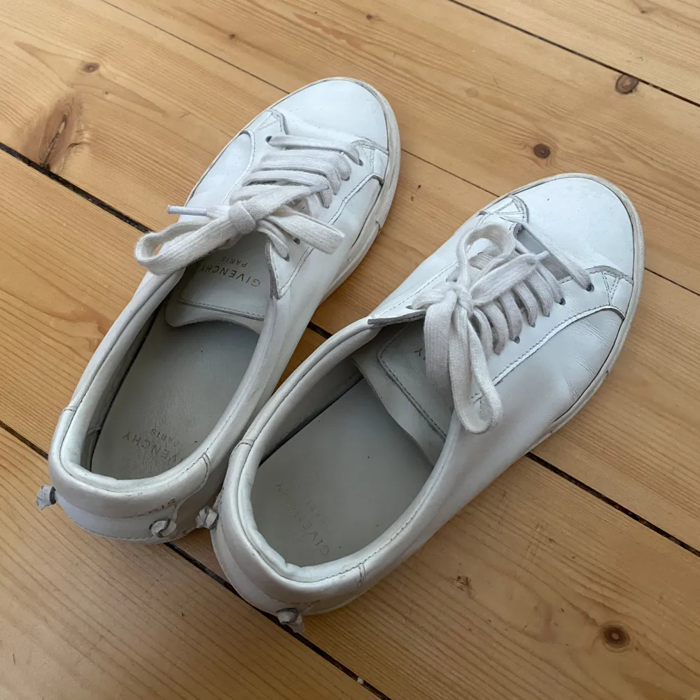 Vita givenchy skor som är i bra skick och har inga fläckar eller skrapor. Vita och passar till allt . Sköna och är gjorda i riktigt läder. I storlek 37. Skor.
