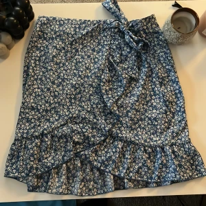 Fin kjol  - Fin kjol från SHEIN, aldrig använd då den är för liten.