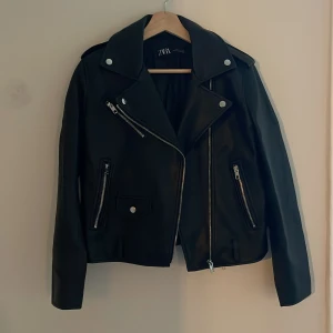 Faux skinnjacka från ZARA - Fejk-skinn-jacka från zara. Köpte L för ville ha lite oversized. 