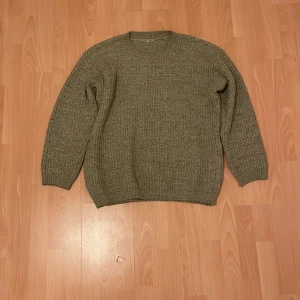 Beige tröja - Storlek XL. Rund halsringning. Inga defekter eller tecken på slitage.