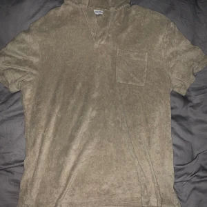 Beige frote tröja  - Fin frote tröja i nyskick. Köpt på brothers för 599, använd fåtal gånger och säljer den då den blivit för liten för mig
