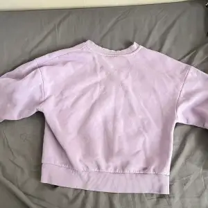 Lila sweatshirt från H&M