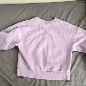Lila sweatshirt  - Lila sweatshirt från H&M