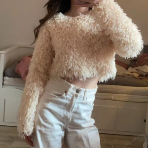Fjäder tröja fr Zara - SISTA bilden är LÅNAD fr Google. Beige fjädertröja fr Zara. Använd fåtal gånger. Kund står för frakt💕