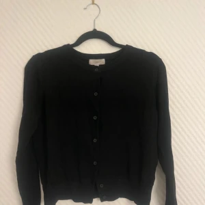 Svart kofta - Säljer en helt ny kofta från hm. Aldrig använd. Jätte fint och skönt material. Vid frågor eller fler bilder vänligen kontakta mig❤️