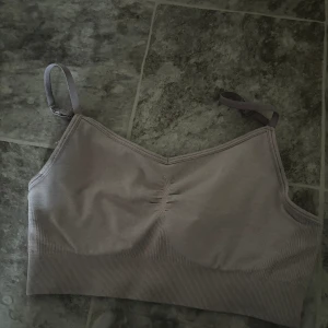 Träningsbh  - Träningsbh från h&m OBS!! Har tagit bort padsen inuti
