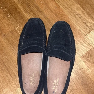 Ralph lauren loafers - Loafers från Ralph Lauren i fint skick perfekta nu till sommaren!  Storlek 43 men passar även 44 Skick 8/10, använda men inga defekter alls. Pris kan diskuteras vid smidig affär!